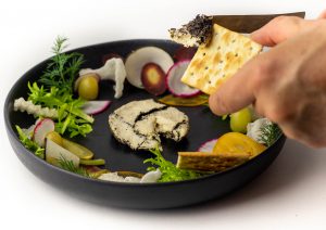 Cashewfrischkäse im Lauchaschemantel