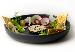 Veganer Frischkäse im Aschemantel, mit getrockneten Thymian