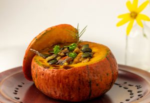 Kürbisrisotto mit Steinpilzen - im Ofenkürbis serviert