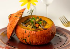 Kürbisrezepte: Kürbisrisotto mit Steinpilzen - im Ofenkürbis serviert