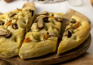 Eine ganz einfache, flinke Steinpilz Focaccia