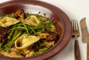 Kross gebratene Krause Glucke und selbstgemachte Tortellini