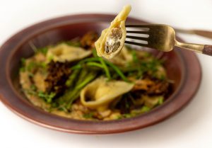 Selbstgemachte Tortellini mit Steinpilzfüllung