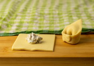 Selbstgemachte Tortellini Schritt 1: ein Klecks Füllung in die Mitte