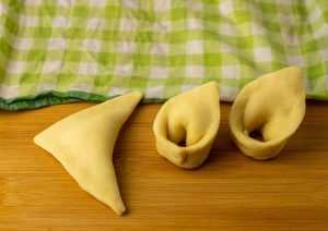 Selbstgemachte Tortellini Schritt 1: ein Dreieck falten und zudrücken