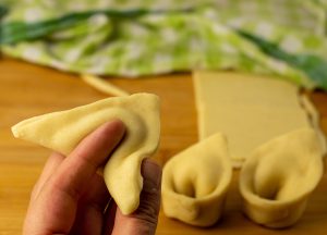 Selbstgemachte Tortellini Schritt 3: um den Finger wickeln