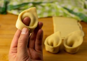 Selbstgemachte Tortellini Schritt 4: Enden zusammen drücken