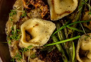Auf cremiger, sämiger Schopftintlingsauce