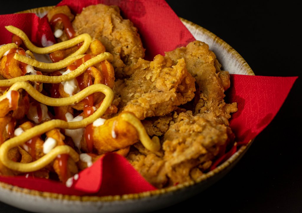 Austernseitling Nuggets schmecken mit vielen Dips. Hier mit meiner Keesesauce, Ketchup und Aioli.
