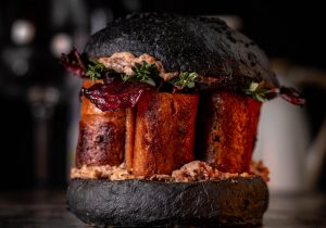 Bestrichen mit einem herzhaften, cremigen Burgerstreich