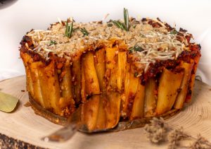 Lecker mit Macadamiaparmesan, Reibekäse und Bolognese