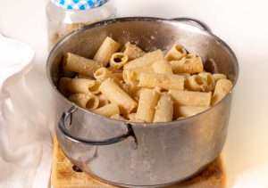 Die Pasta al dente kochen, dann in Macadamia Parmesan wenden