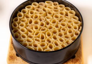 Die Rigatoni in der Kuchenform aufstellen