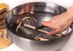 Schälen in Essigwasser, hilft gut gegen die klebrige Milch