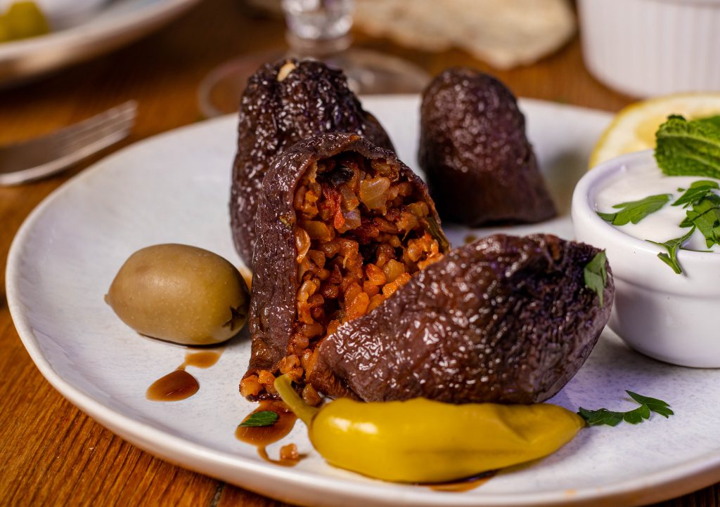 Dolma mit Spitzpaprika und duftenden Gewürzen und Kräutern in der Füllung