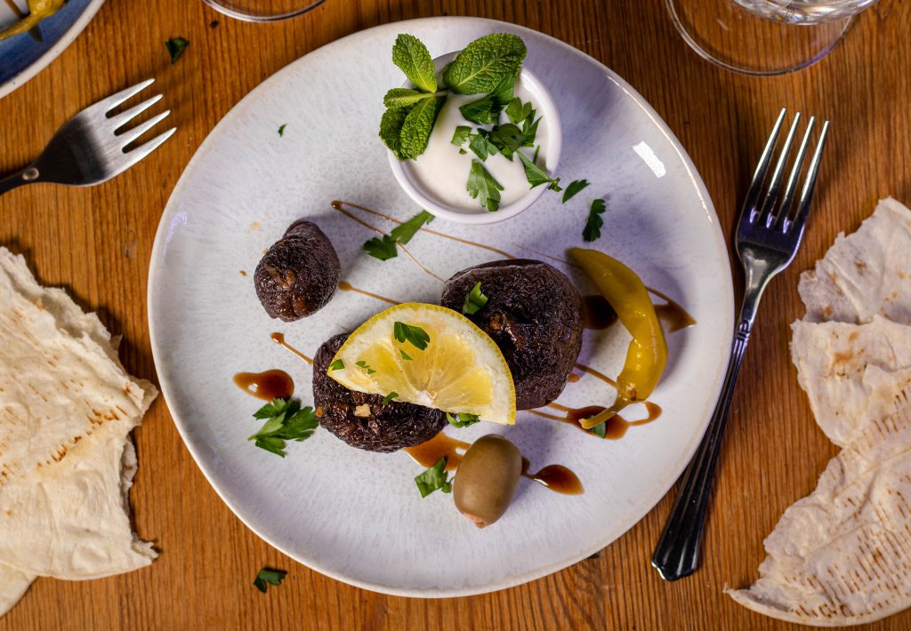 Gefüllte getrocknete Auberginen: lecker mit veganem Joghurt und Fladenbrot