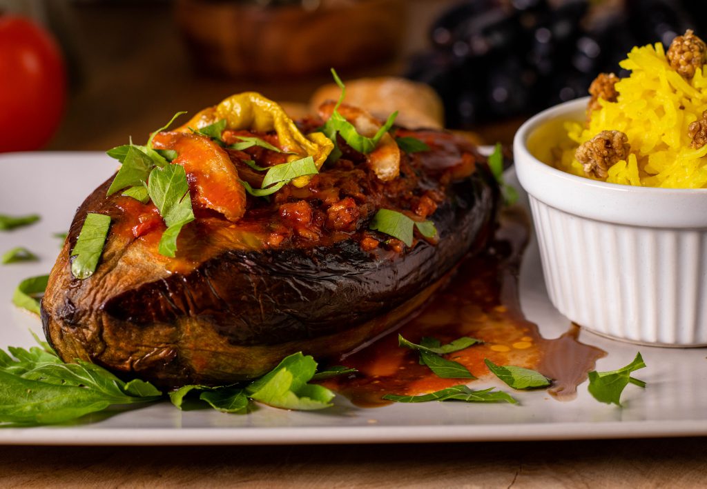 Frisch aus dem Ofen: gefüllte Aubergine. Im Original mit einer Hackfüllung, in meinem Rezept selbstredend vegan.