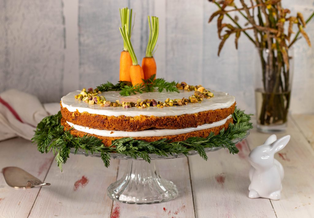 Die Hauptzutat, Karotten, verleihen diesem Kuchen nicht nur seine charakteristische orange Farbe, sondern auch eine saftige, schmackhafte Konsistenz.