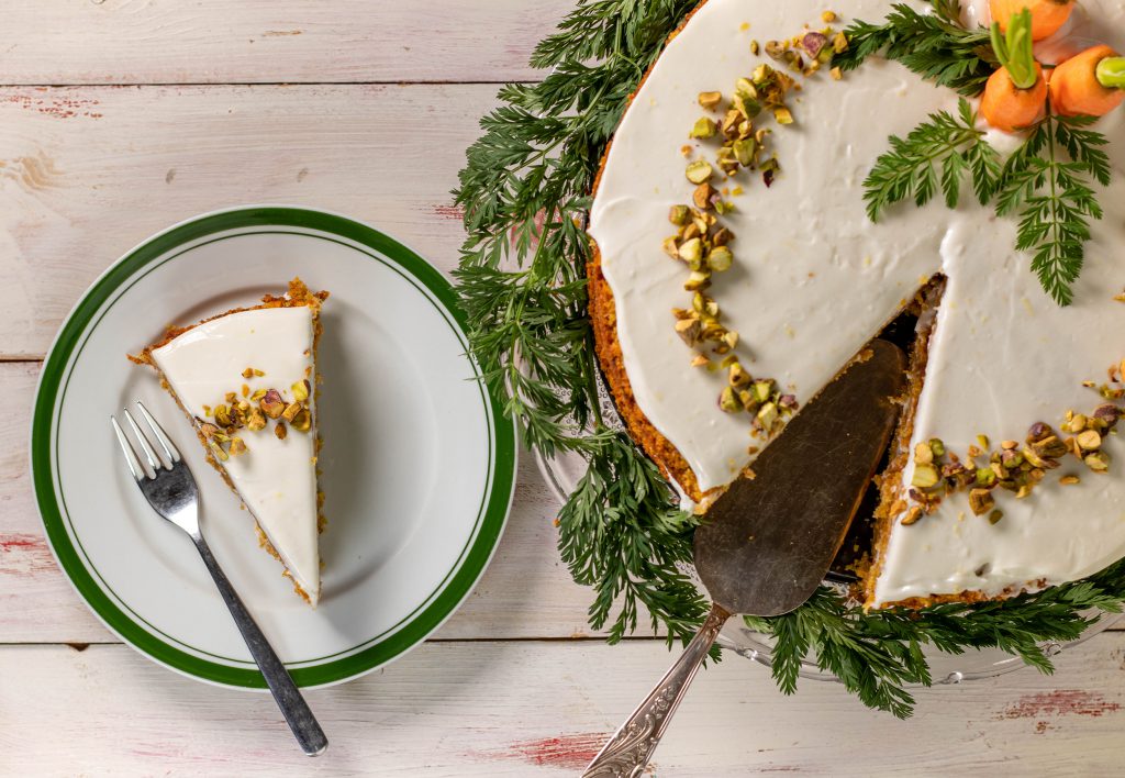 Mein veganes Rezept für aromatisch, saftigen Karottenkuchen mit Frischkäseglasur!