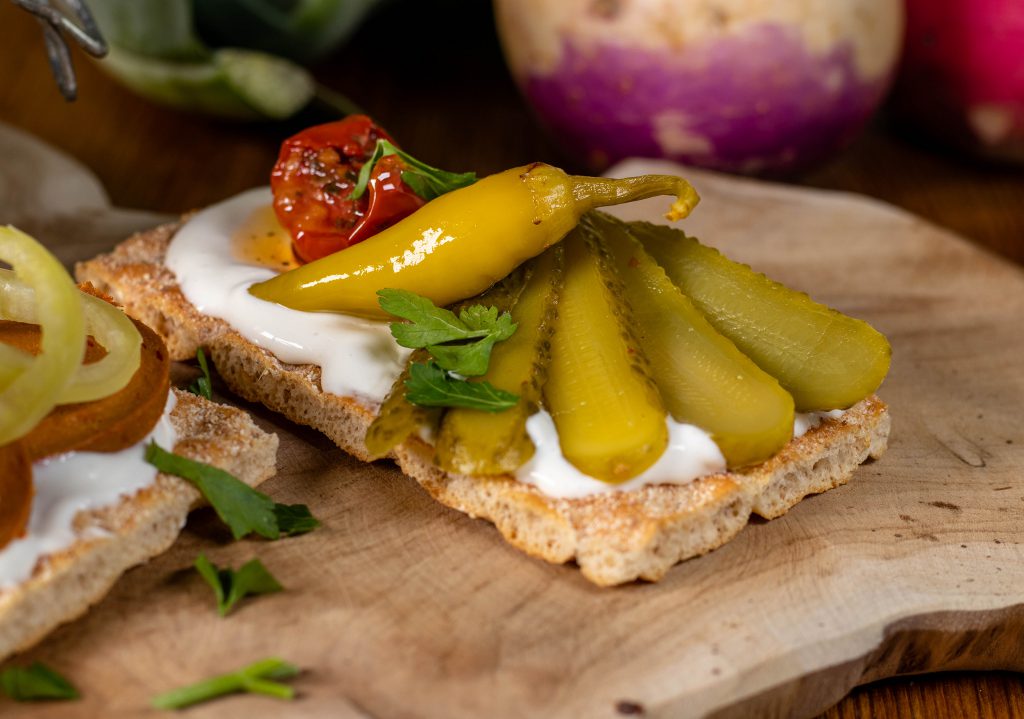 Vegane Mayonnaise aus Aquafaba auf zwei Sandwiches.