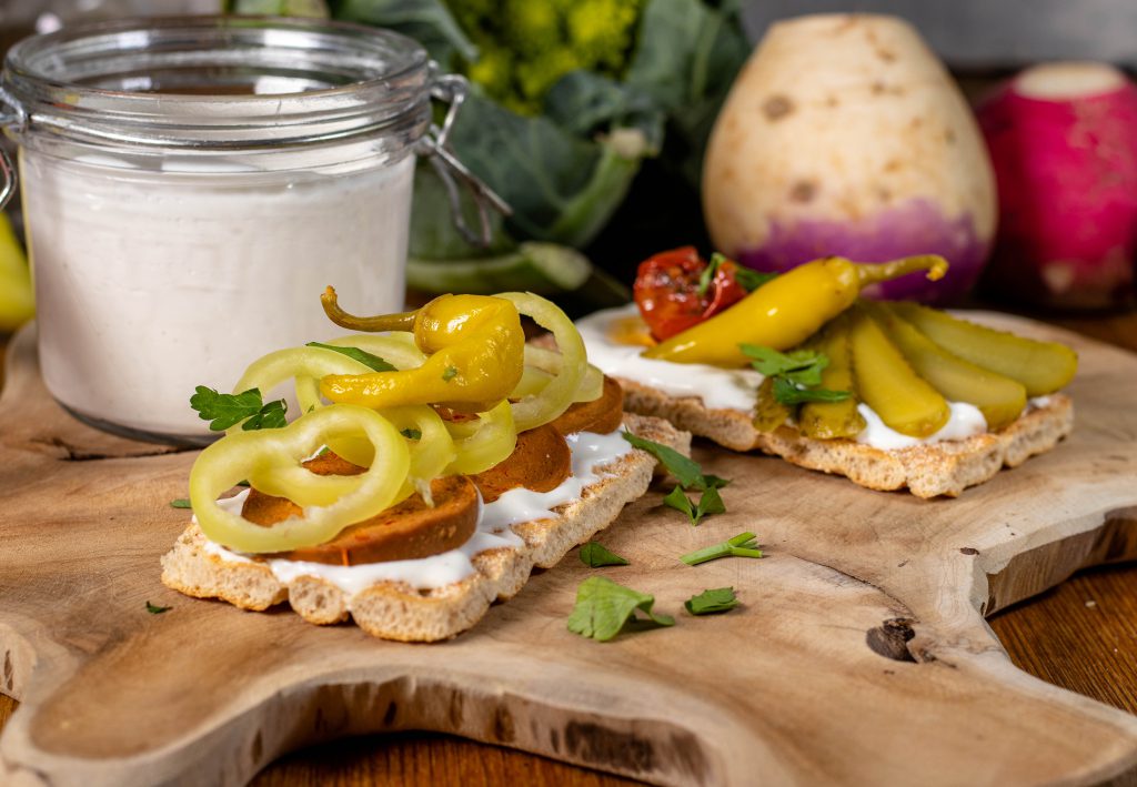 Vegane Mayonnaise aus Aquafaba auf zwei Sandwiches.