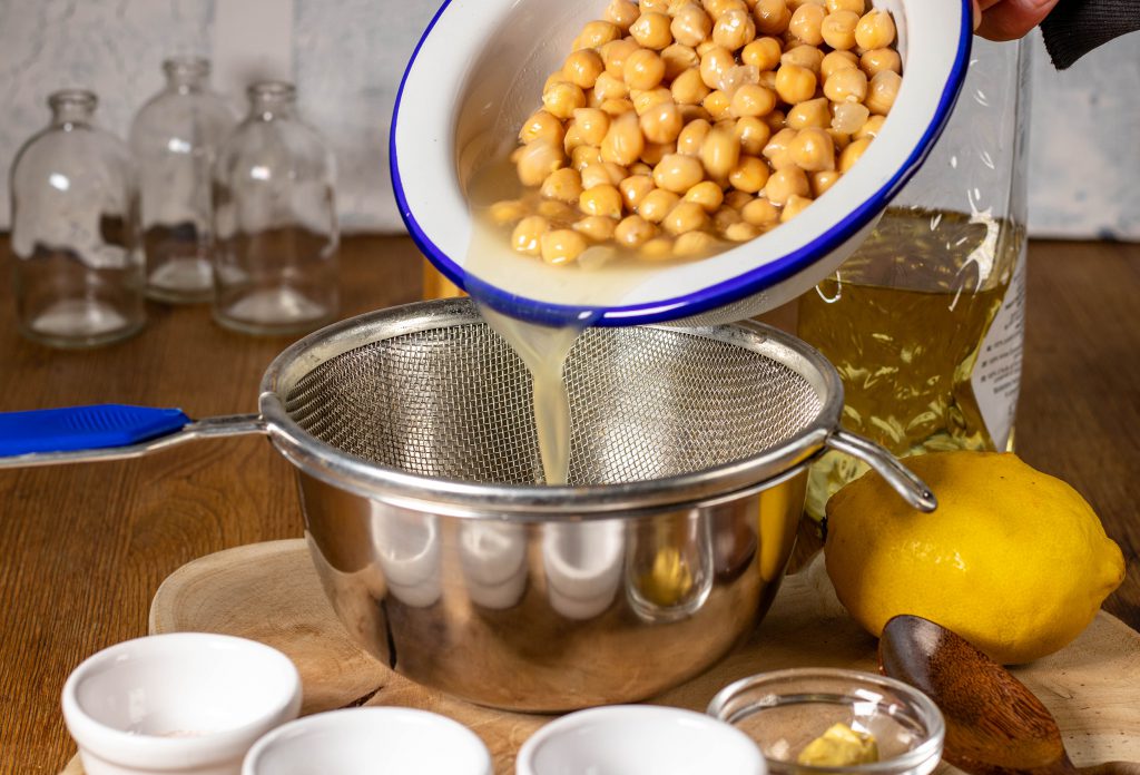 Aquafaba wird von Kichererbsen abgesiebt.