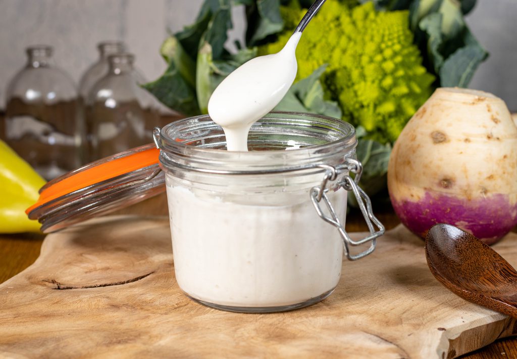 Vegane Mayonnaise aus Aquafaba - sojafrei und rein pflanzlich, In einem Weckglas mit Löffel.