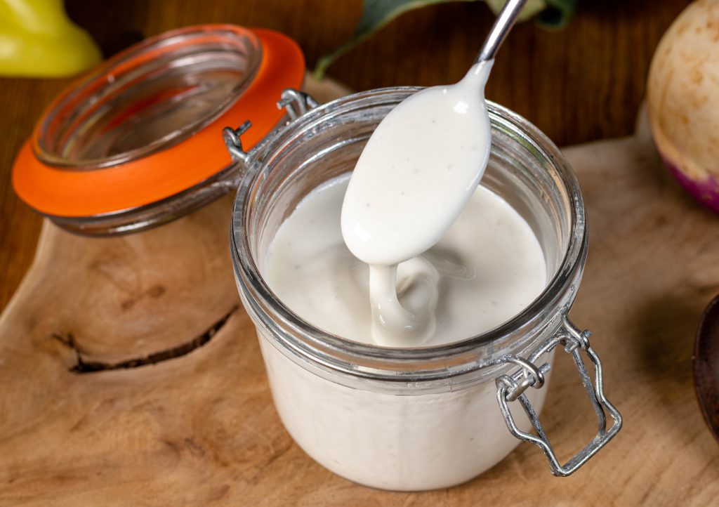 Vegane Mayonnaise aus Aquafaba - sojafrei und rein pflanzlich, In einem Weckglas mit Löffel.