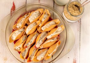 Füllen der Muschelnudeln mit Steinpilz-Ricotta-Creme