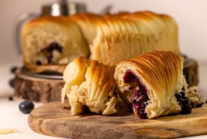Mit saftigen, angedickten Heidelbeeren als Füllung