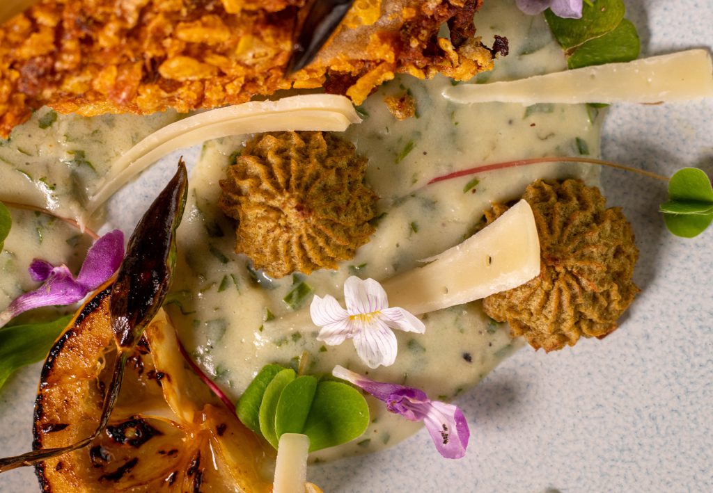 Hier mit Herzoginnenkartoffeln aus Buchenblattpürree