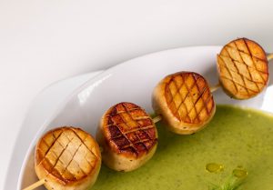 Ein Spieß mit veganen Jakobsmuscheln aus Kräuterseitlingen