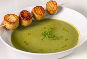 Mit rein pflanzlichen Jakobsmuscheln am Spieß als Suppeneinlage