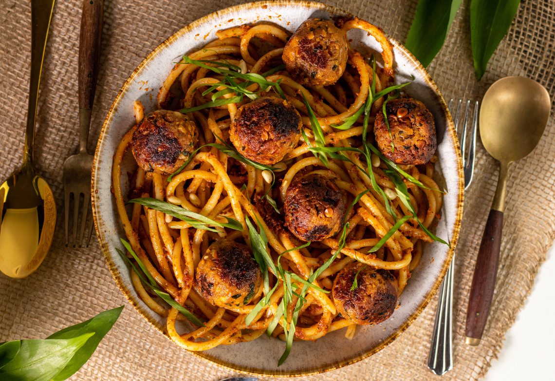 Bärlauchbällchen auf Makkaroni mit Bärlauch-Tomaten-Pesto