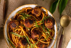 Makkaroni in aromatischem Bärlauch-Tomaten-Pesto