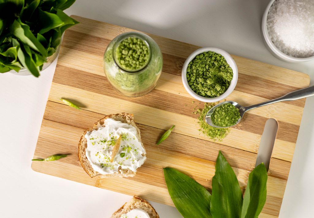 Dieses Rezept für selbstgemachtes Kräutersalz mit Bärlauch kann man natürlich auch für viele andere Kräuterarten verwenden.