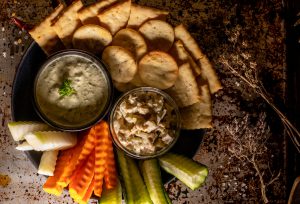 Gekaufte Cracker sind selten vegan, oft enthalten sie Ei oder Milch