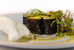 Regionaler Lauch im aromatischen Algenmantel