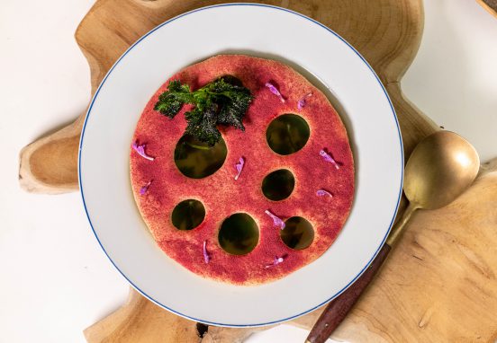 Klare Sauerampfer-Brennessel-Suppe unter der Haube