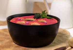 Bedeckt von einem Cracker mit Roter Beete