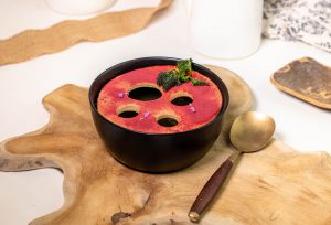 Die Haube bedeckt eine frische Kräutersuppe