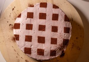 5. Mit Kakao bestäuben, dann das Papier vorsichtig entfernen
