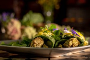 Bevor Rhabarberblüten auf dem Kompost landen, kann man viel besser damit kochen