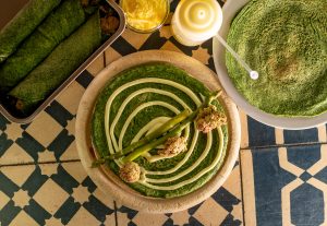 Füllen der Spinatpfannkuchen mit Spargel und Rhabarberknospen