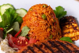 Anbei würziger Ðjuveč Reis und ein knackiger Salat