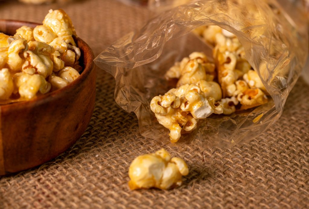 Popcorn im Topf selber machen geht ganz und die Karamellhülle schaffst Du auch.