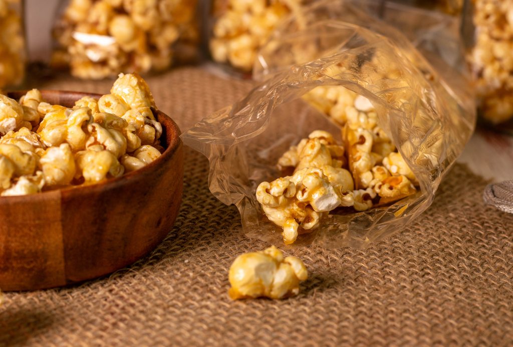Eine knusprige Salzkaramellhülle umhüllt frisches Popcorn