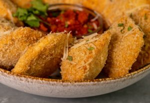 Panierte, frittierte, gefüllte Ravioli, in meinem Rezept natürlich vegan