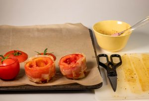 Umwickeln der Tomaten mit Reispapier Bacon