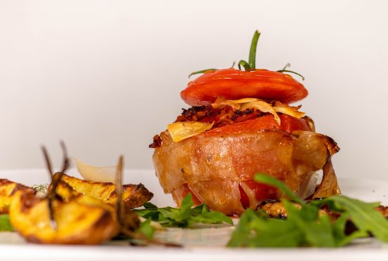 Gefüllte Tomaten Facon Bombe mit veganem Speck
